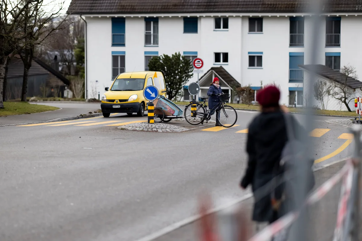 Auf der Wermatswilerstrasse soll die Infrastruktur für Velos möglichst ausgebaut werden.  Fussgängerstreifen auf der Wermatswilerstrasse in Uster.